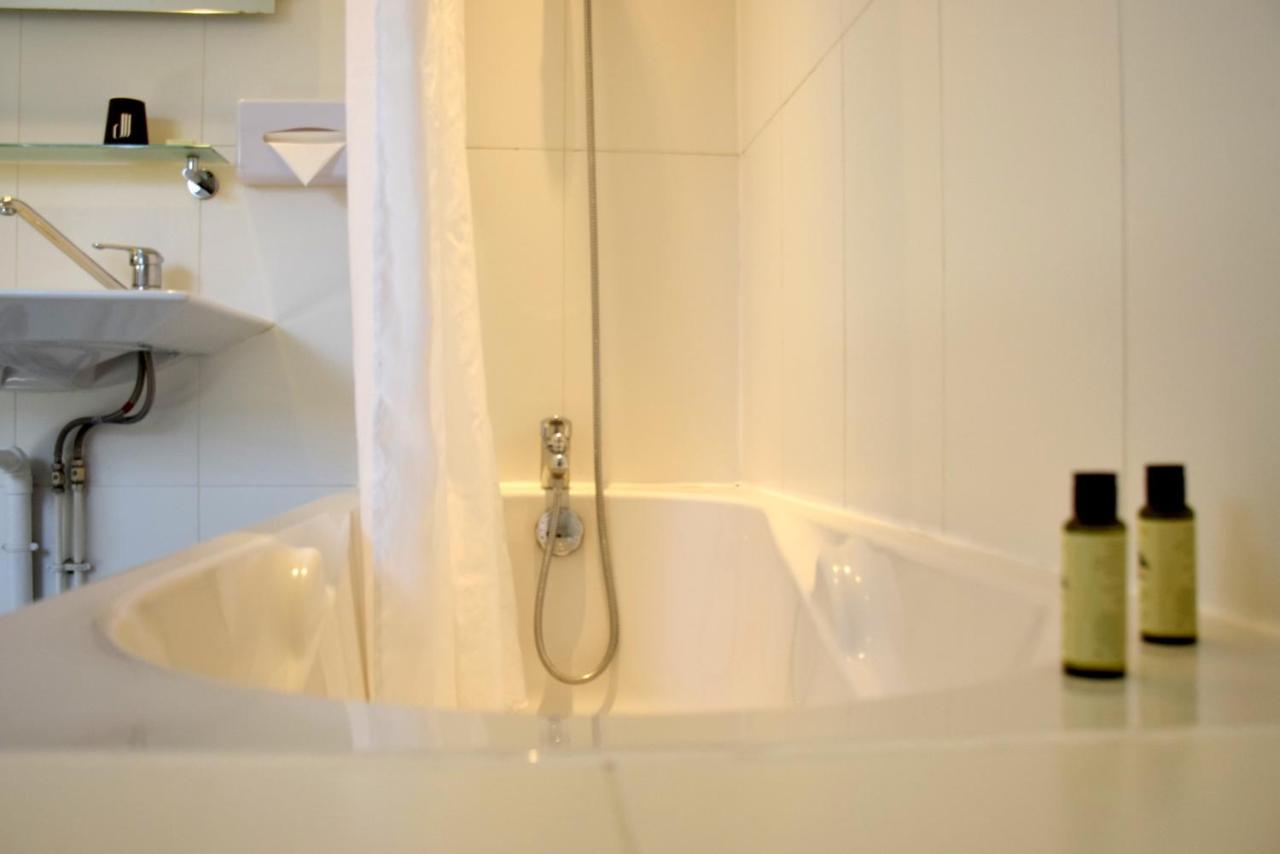 Hotel Le Continental Forges-les-Eaux Bagian luar foto