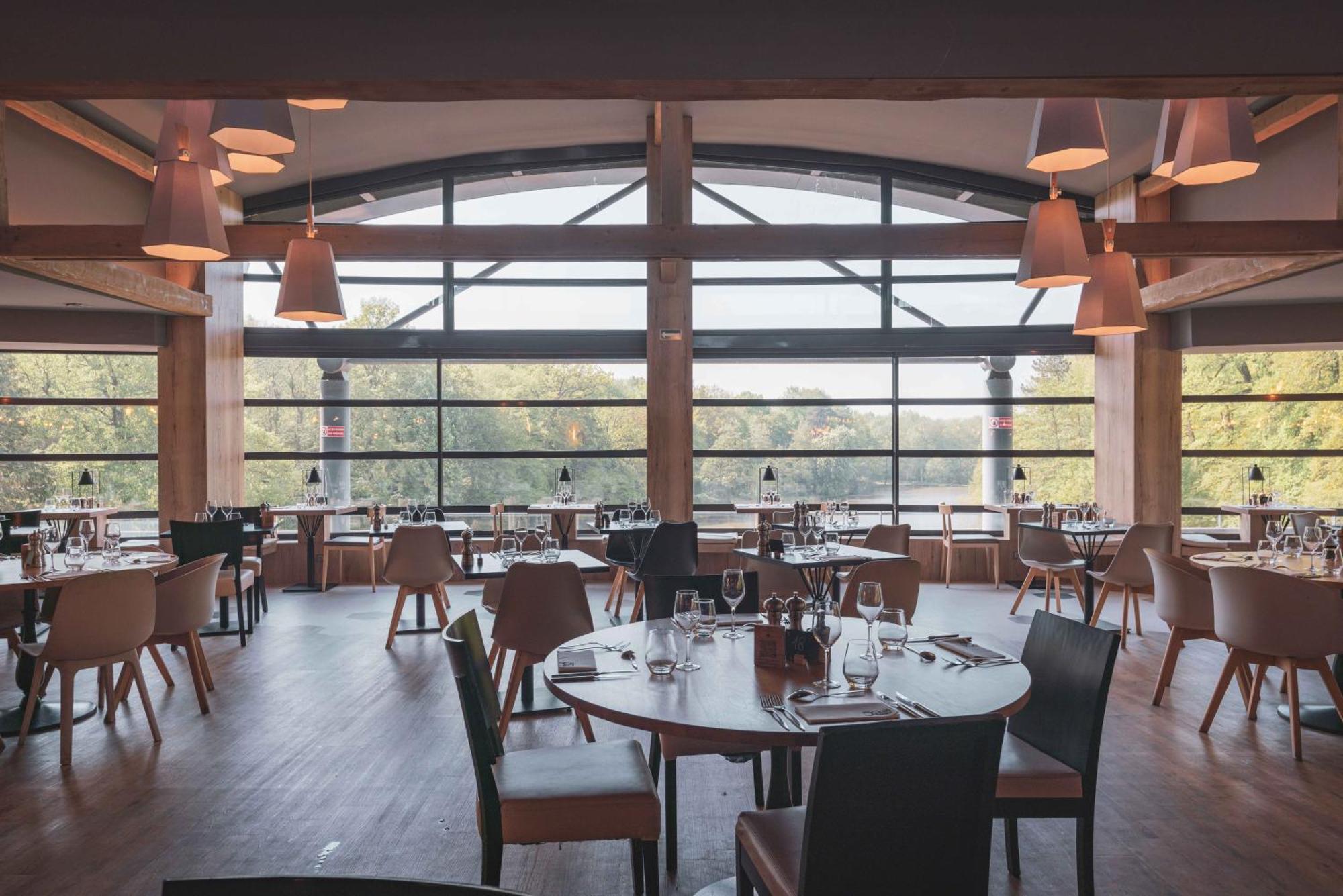 Hotel Le Continental Forges-les-Eaux Bagian luar foto